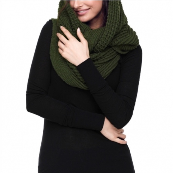 💕 Last 1 💕Green chunky infinity scarf! - Picture 3 of 7